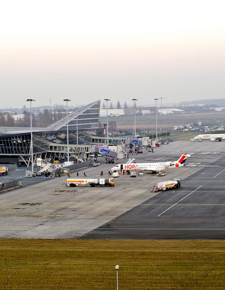Pistes et avions stationnés à l’aéroport de Lille-Lesquin avant un départ en taxi