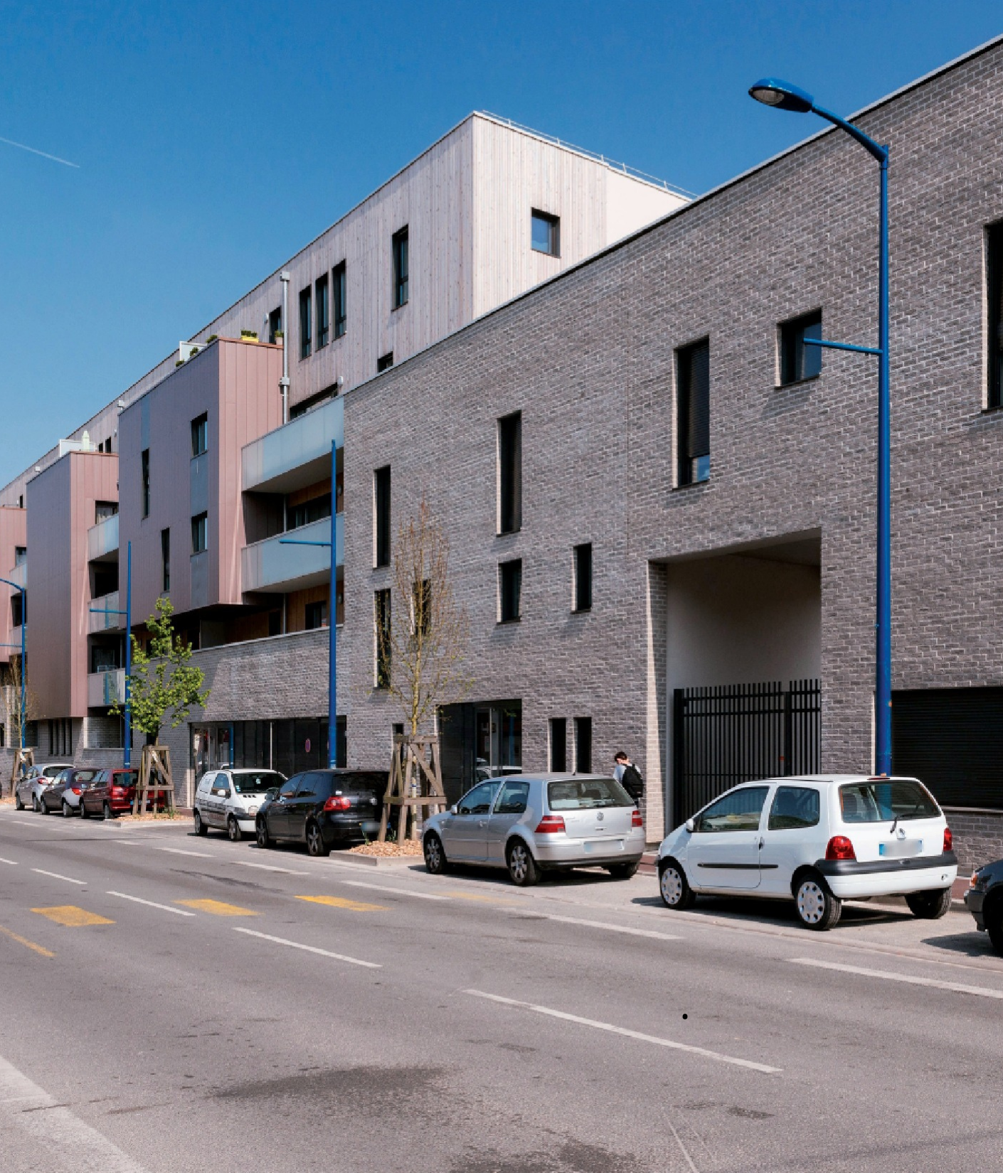 Quartier résidentiel de Tourcoing avec immeubles récents et stationnement en voirie