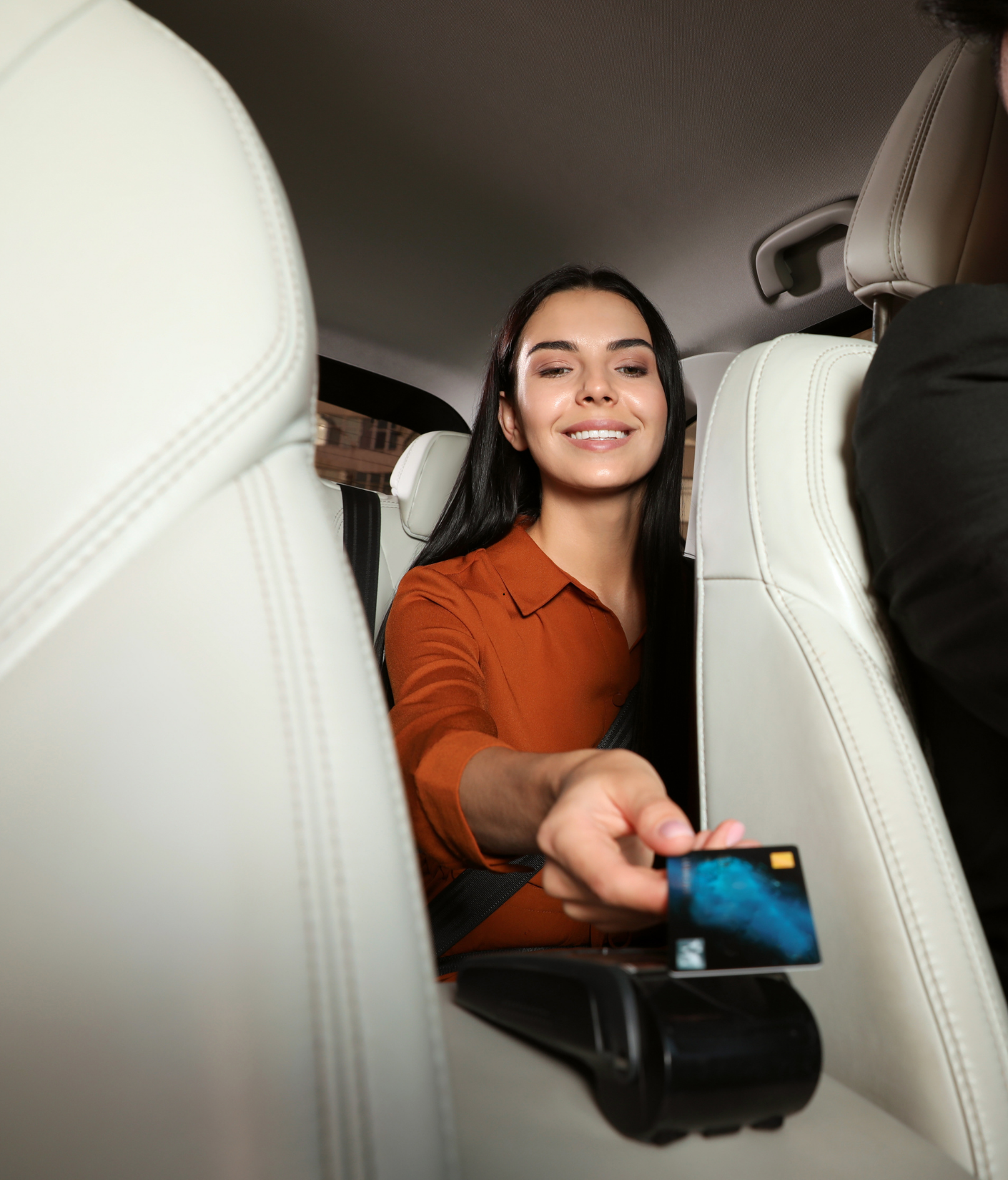 Passagère assise dans un taxi avant un départ vers l’aéroport de Bruxelles-Charleroi