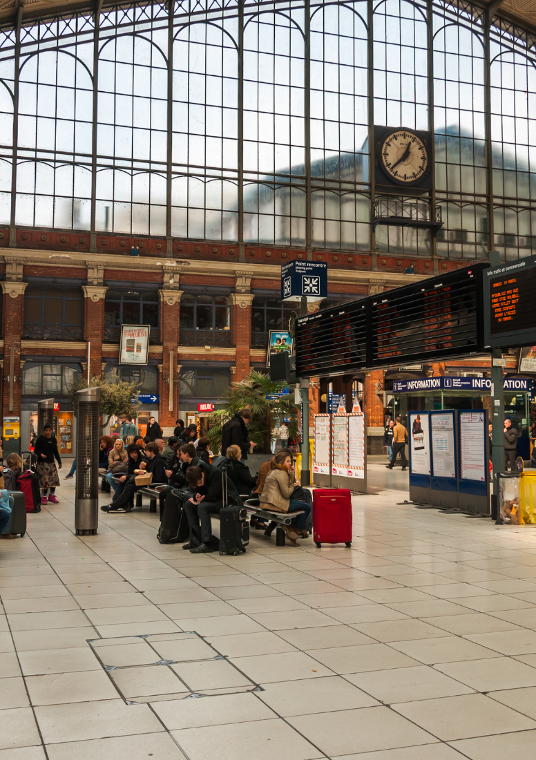 Hall intérieur de la gare Lille Flandres avec voyageurs en attente