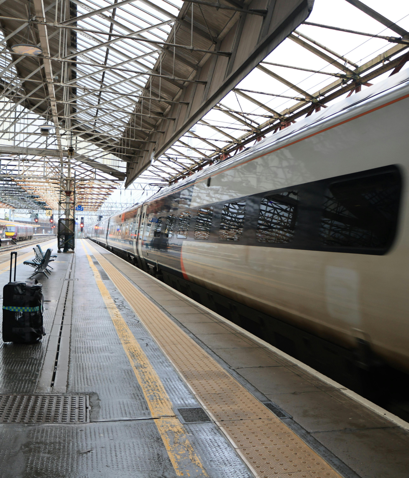 Train à quai à la gare Lille Europe pour un transfert en taxi à Lille