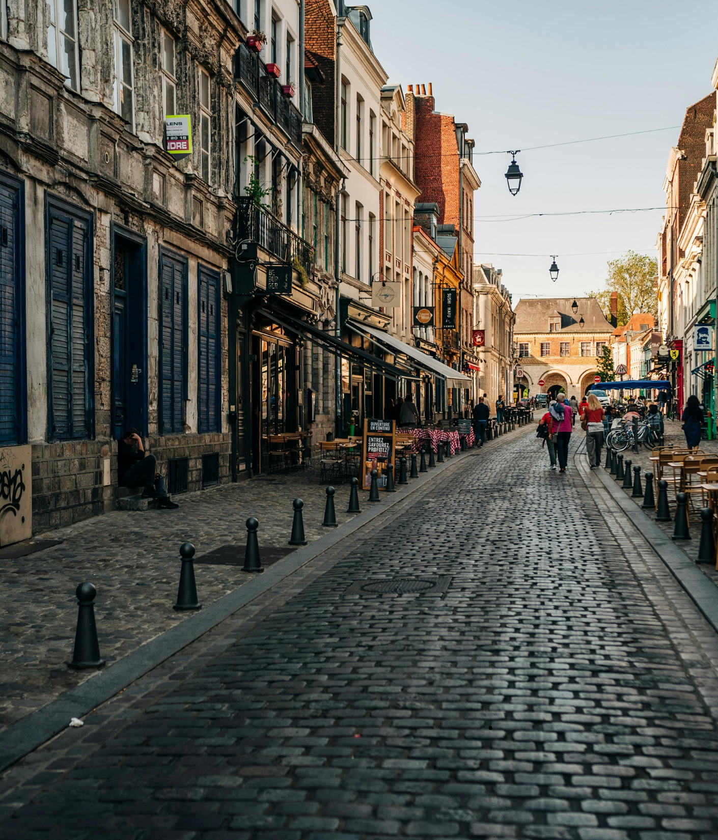 Rue de Gand à Lille avec ses pavés et ses façades typiques du Vieux-Lille