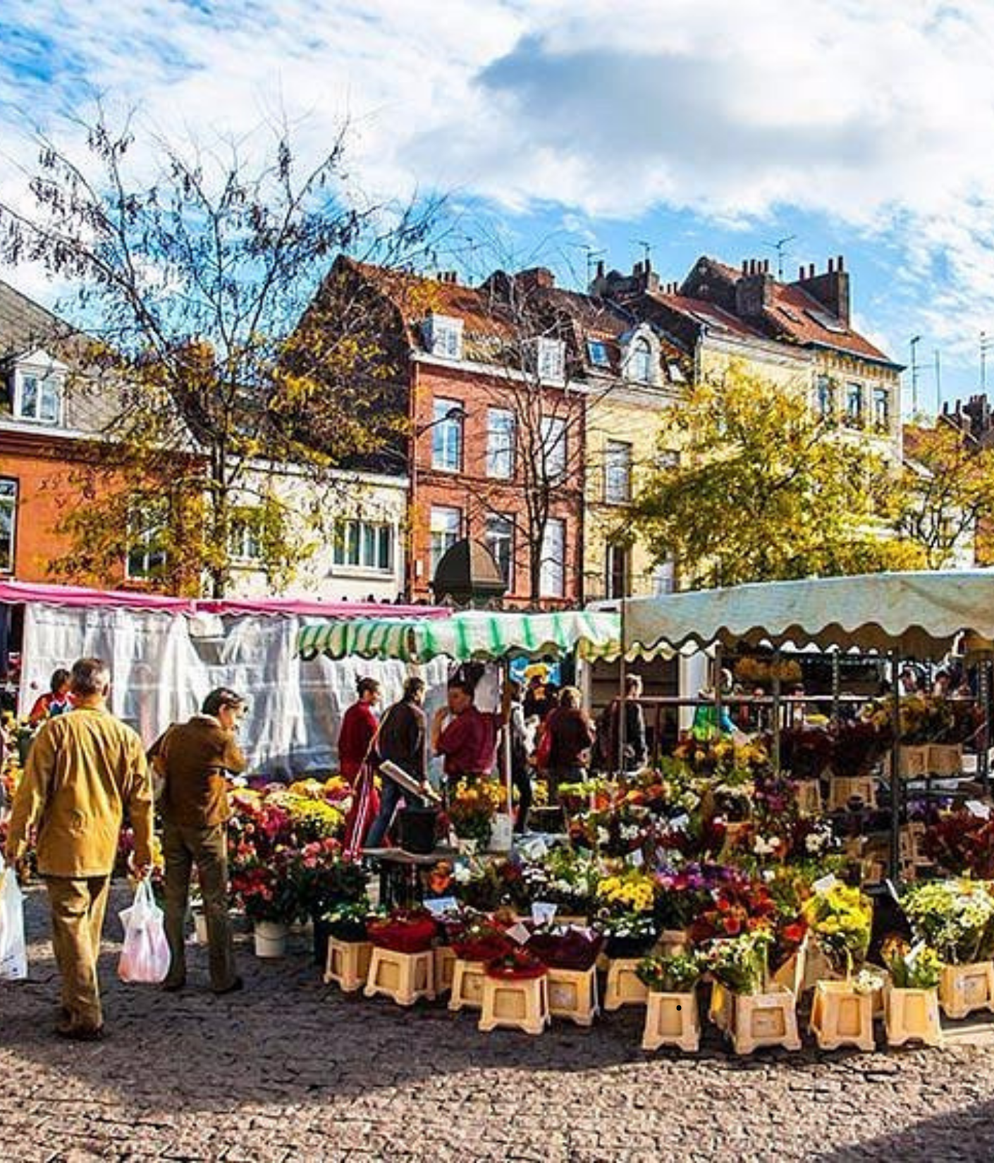 Marché de Wazemmes à Lille avec ses étals en plein air et ses façades colorées