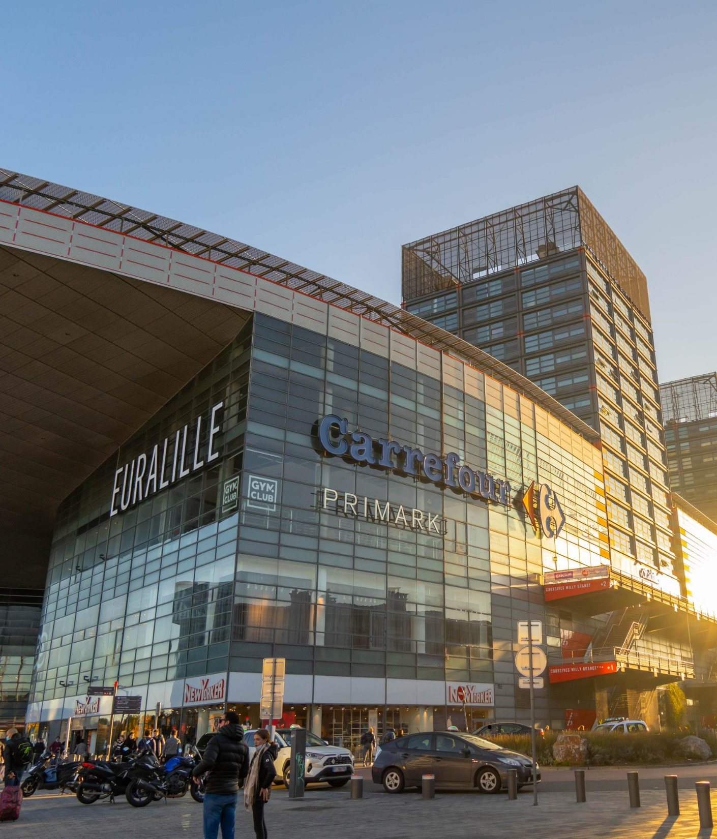 Centre commercial Euralille avec sa façade vitrée près de la gare Lille Europe