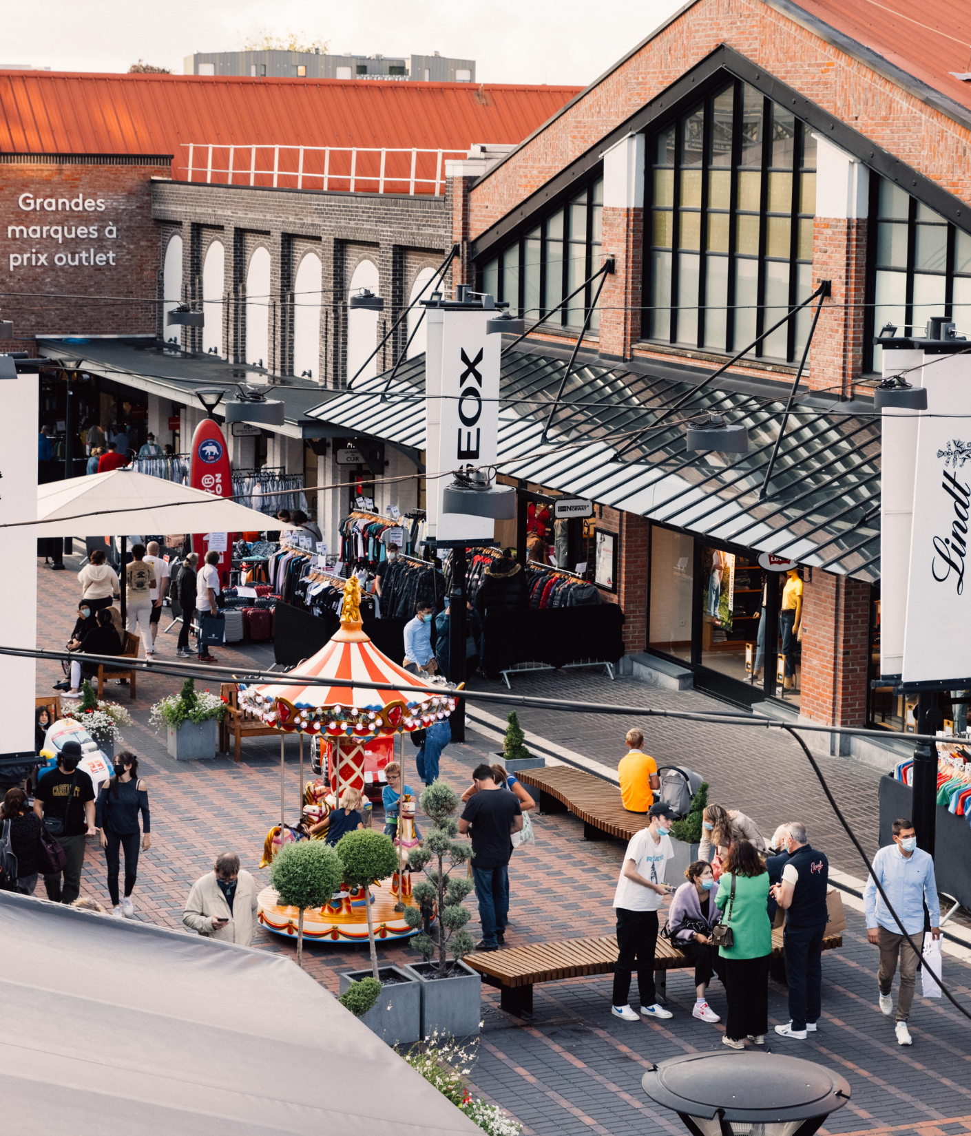 Centre outlet McArthurGlen à Roubaix avec ses boutiques et espaces de circulation