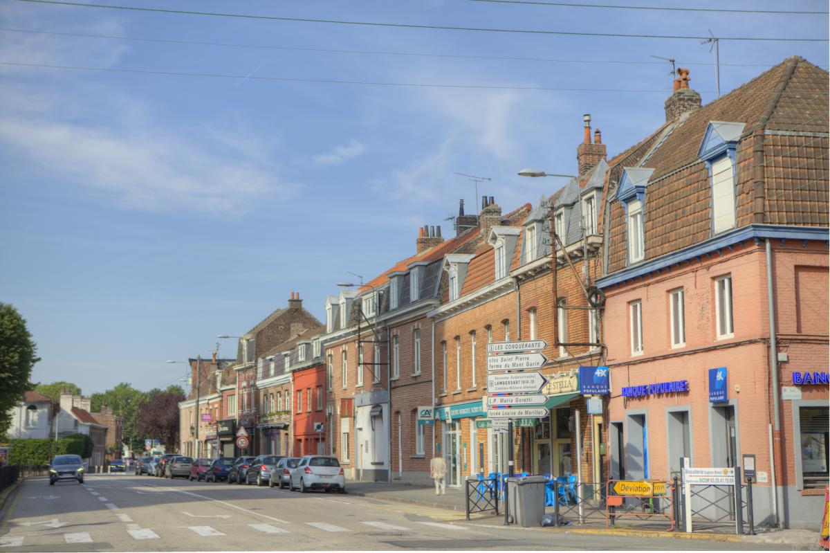 Rue commerçante à Lambersart avec commerces et habitations près de Lille
